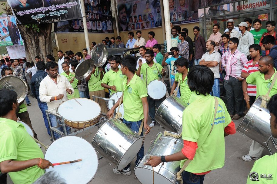 Prabhas-Watches-Baahubali-at-Sudharshan-Theatre